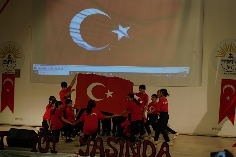 siiverekmasasi's tweet photo. Başkan Vekilimiz Cumali Bayram, Kültür Merkezinde düzenlenen Cumhuriyet Kutlama Programına katıldı. https://t.co/px6o6FempU