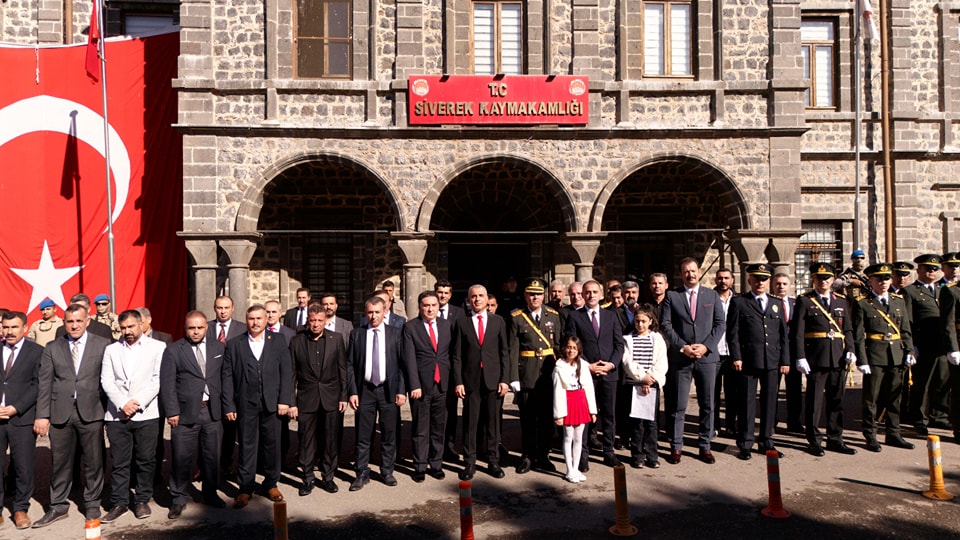 siiverekmasasi's tweet photo. Cumhuriyet'imizin 101. kuruluş yıl dönümü etkinlikleri kapsamında Cumhuriyet araç korteji protokol üyeleri ve vatandaşlarımızı selamladı.
Cumhuriyetimiz bu coşku ve heyecanla asırlar boyu yaşamaya devam edecek! https://t.co/ZBaHU3ViHj