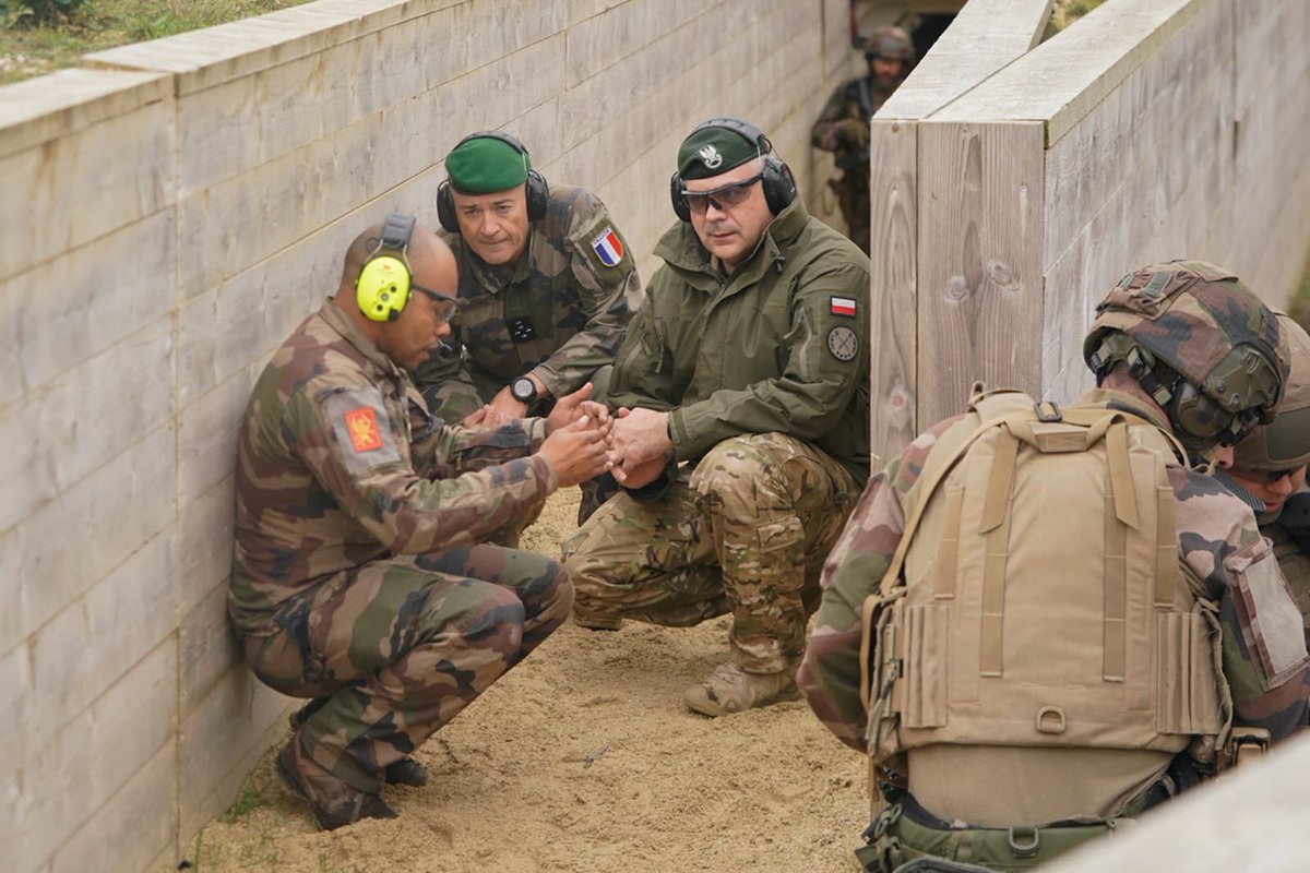 CEMA_FR's tweet image. Visite du CENZUB, centre de combat en zone urbaine et pôle d’excellence, avec le général d’armée @wieslawkukula.

➡️ Partage de nos savoir-faire dans le domaine du combat en zone urbaine.

➡️ Échanges sur nos capacités à se préparer et à s&apos;engager pour vaincre.