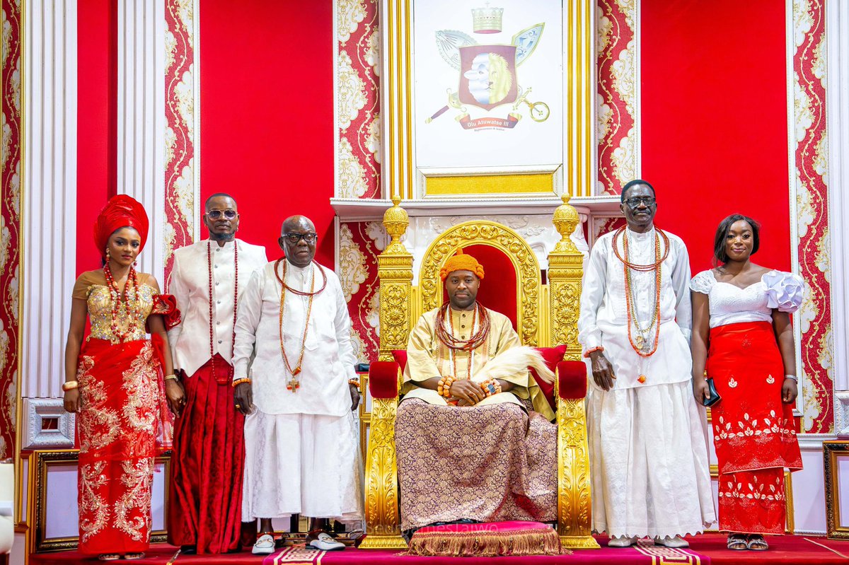 iamkellyrae1's tweet photo. Homecoming like no other! The king, His Majesty, Ogíamè Atuwatsé III CFR, The Olú of Warri Kingdom @Lord_Of_Warri invited me and my beautiful wife @kassia_kx back home - Truly a royal welcome. 

Thank you His Majesty, Ogíamè Atuwatsé III CFR, The Olú of Warri Kingdom.  #KellyraeSule #KassiaSule