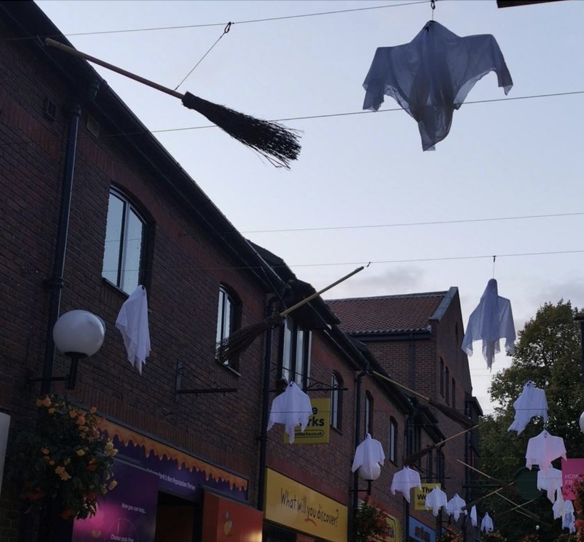VanGoghExpo's tweet image. If you visit Van Gogh: The Immersive Experience this week, you'll also have the chance to see the annual spooktacular October Coppergate Walk #brollywalk! #vangoghexpo #vangoghimmersiveyork bit.ly/3Sejpxt