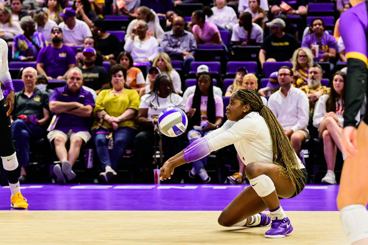 J5 is sooooo good 😌 

Jurnee Robinson averaged 7.13 points, 6.25 kills per set and totaled 7 blocks, 3 aces and 23 digs last weekend at Auburn and Georgia!

#FullForce | #GeauxTigers