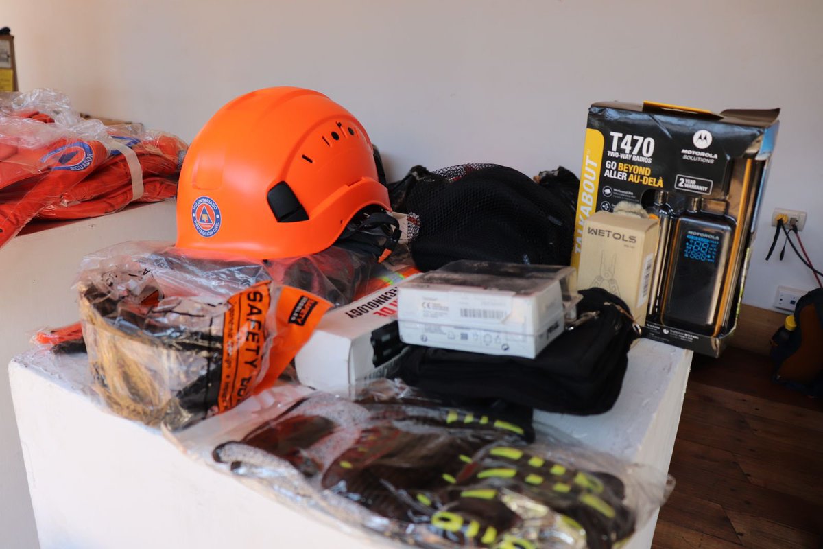 🙌🏼Fortalecemos las capacidades de respuesta en #Azuay 

Entregamos equipamiento a los Voluntarios de Protección de <a href="/CivilEcuador/">Protección Civil Ecuador</a> para fortalecer sus capacidades de respuesta ante eventos adversos, con la participación de representantes de Cuenca, Gualaceo, Azogues y La Troncal.+