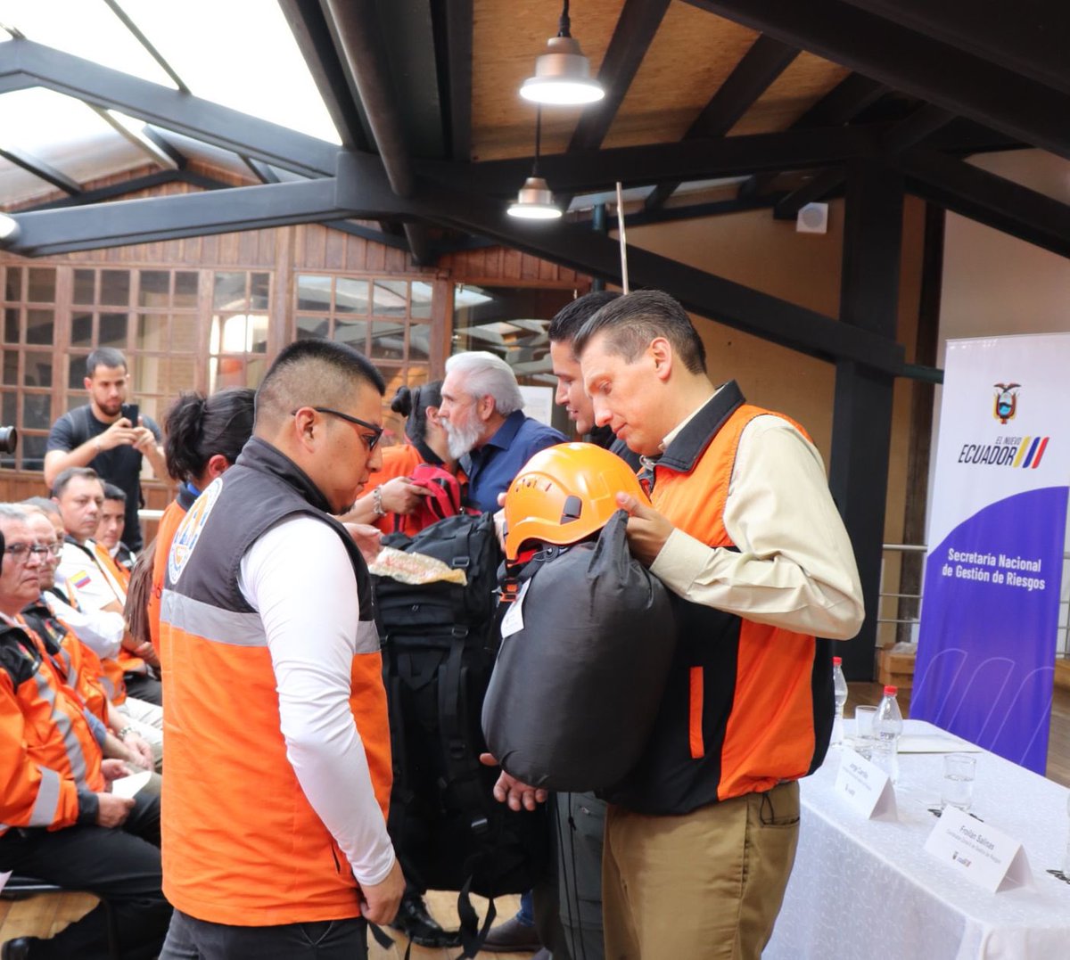 +➡️ Además, realizamos la entrega de equipos de radiocomunicación y telecomunicaciones al <a href="/AZUAYRADIOCLUB/">AZUAY RADIO CLUB</a>, con el objetivo de asegurar una comunicación efectiva durante situaciones de emergencia.

#UniendoEsfuerzos #EcuadorResiliente