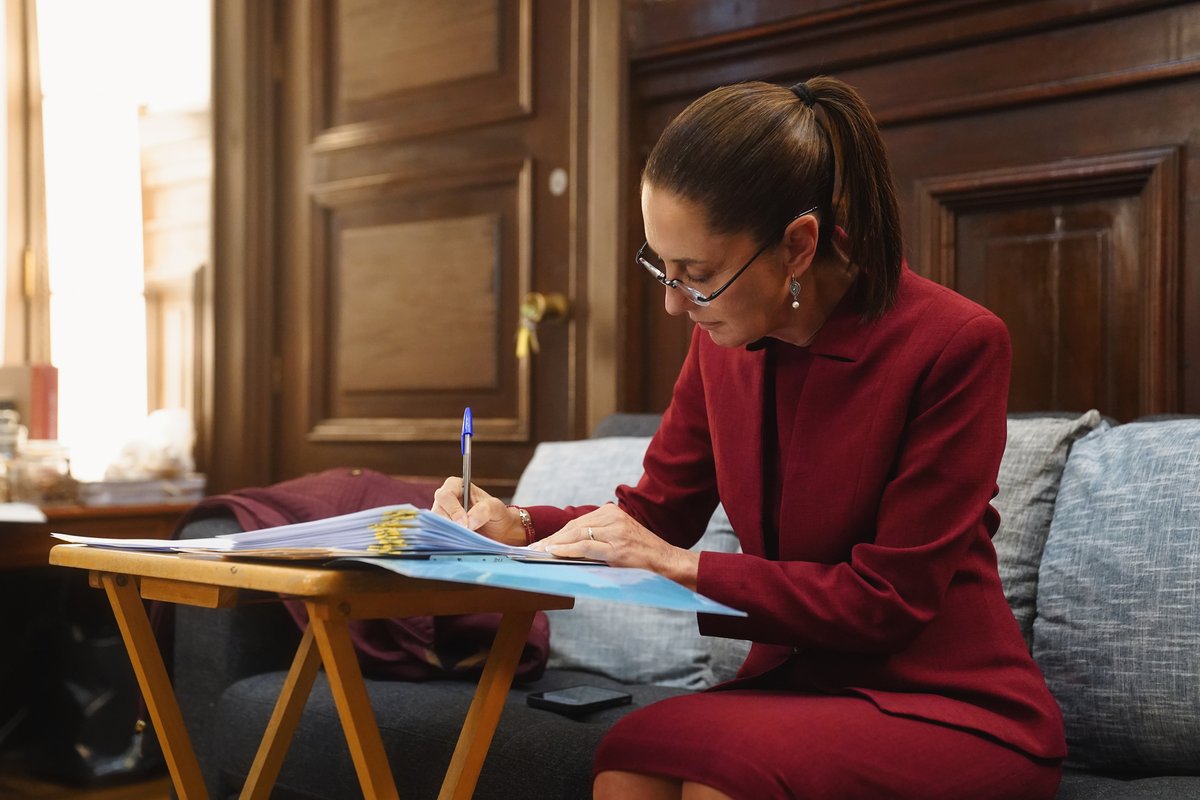 Claudiashein's tweet image. Hoy, entre otras cosas, nos tocó firmar nombramientos.