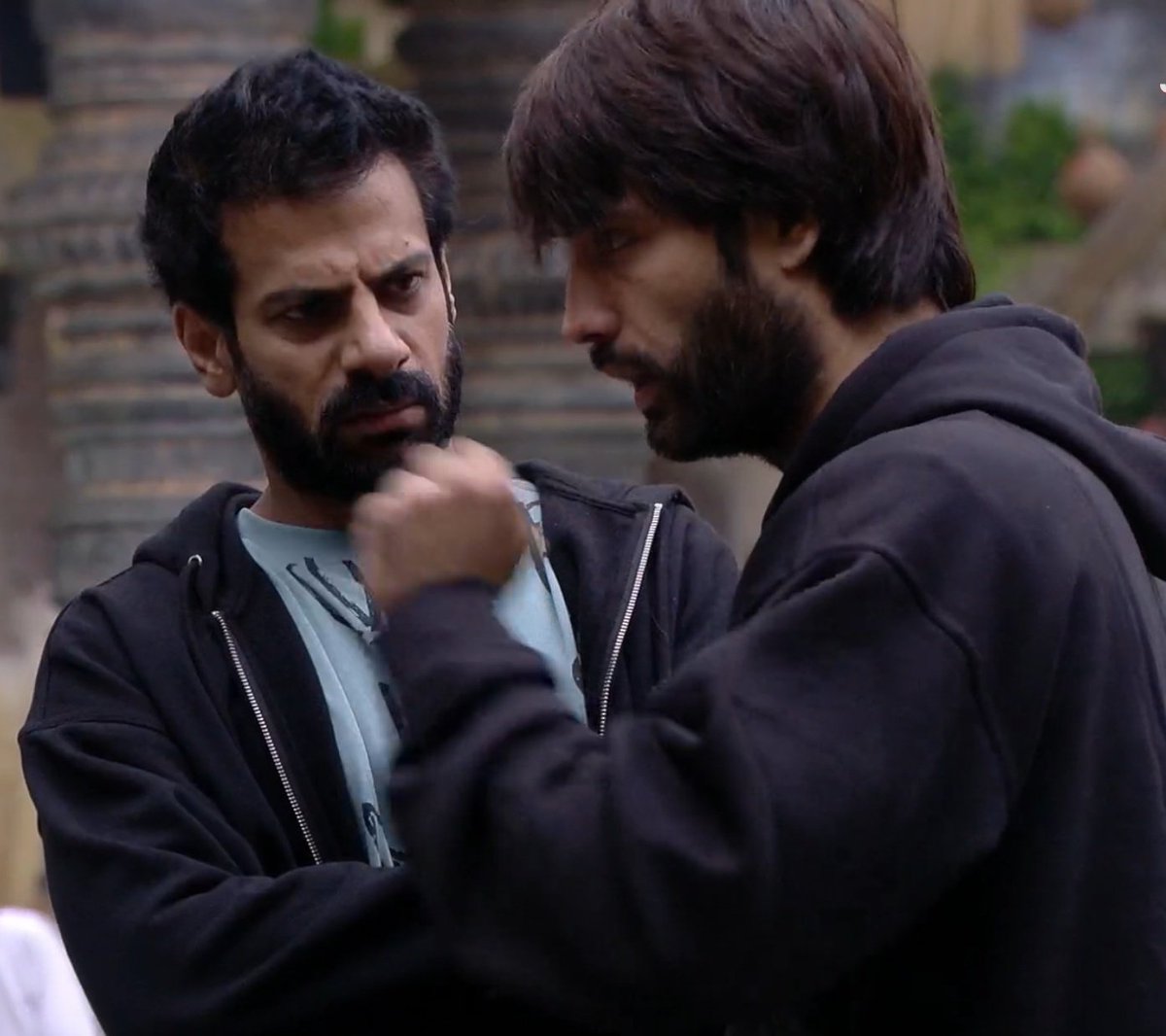 Vivian comparing the blanket situation with bullying. LMAO😂
Karan ka reaction is apt.🙌🏻

#KaranVeerMehra • #BB18 • #BiggBoss18