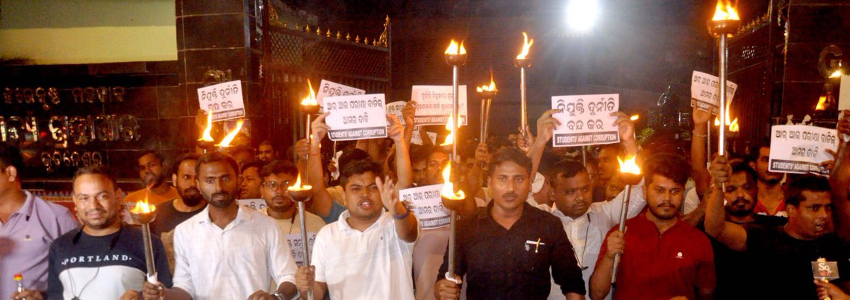 bibhuti_odisha_'s tweet image. ଓଡ଼ିଆ ପିଲା ରାଜରାସ୍ତାରେ, ଓଡ଼ିଆ ଅସ୍ମିତା ଗଲା କୁଆଡେ ? 

ସରକାର ଦୁର୍ନୀତି ନିବାରଣ ସଚେତନତା ସପ୍ତାହ ପାଳନ କରି ଦୁର୍ନୀତି ବିରୋଧରେ ଶୂନ୍ୟ ସହନଶୀଳତାର ନାରା ଦେଉଥିବା ବେଳେ ନିଯୁକ୍ତି ଦୁର୍ନୀତିକୁ ନେଇ ନିରବ କାହିଁକି ? 

#CancelRIExam #OSSSC
#StudentsAgainstCorruption 

@CMO_Odisha @MohanMOdisha @dpradhanbjp