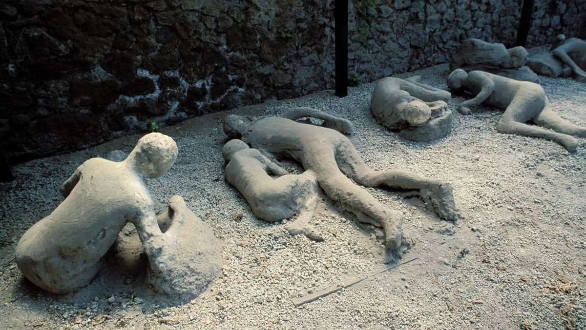 7 DESASTRES NATURAIS QUE MUDARAM O CURSO DA HISTÓRIA

1. ERUPÇÃO DO VESÚVIO – 79 D.C.

A erupção do Monte Vesúvio em 79 d.C. foi uma das mais catastróficas da história, soterrando Pompeia e Herculano em cinzas. Com temperaturas de até 500ºC, o evento preservou as cidades como