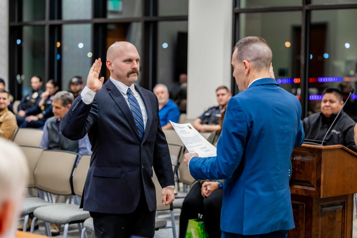 MarysvilleWAPD's tweet photo. We proudly welcome two new police officers, Jason Thompson and Brent Fakkema, to our department!
Both were officially sworn in by Mayor Jon Nehring, alongside Chief Erik Scairpon, during last night's City Council meeting.
Congratulations and welcome to MPD! #JoinMPD https://t.co/MzBcV5xLfv