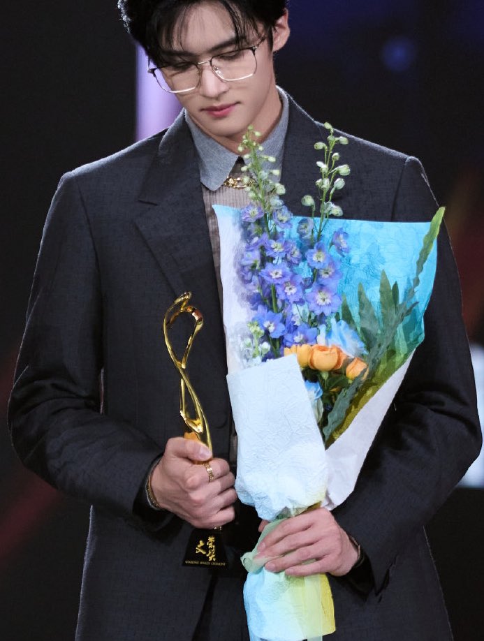 HandsYanan's tweet photo. Yanan best new actor award!!!!  He deserves it, he worked really hard on #FangsofFortune Hoping he has a long productive, happy acting career ahead of him. https://t.co/U27S9WcVwB