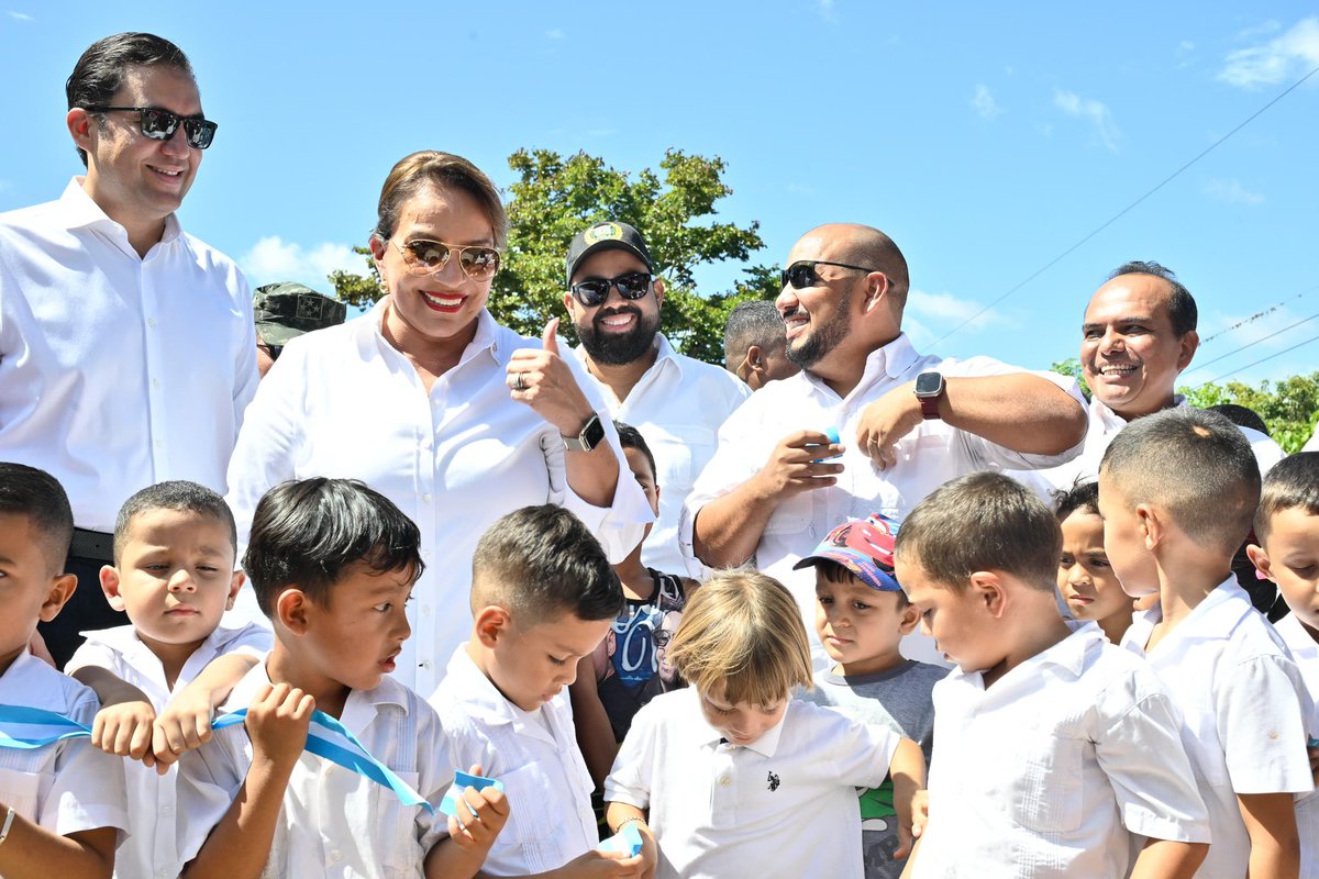 SpondaDaniel's tweet photo. Ante los HECHOS la reconstrucción de miles de centros educativos a nivel nacional, ¡es una REALIDAD!

Hoy en Salamá, Olancho, tengo el honor de acompañar  la presidenta @XiomaraCastroZ , quien presidió la inauguró el Kínder Amparo J. de Lanza y el Kínder Inolvidable Alegría, obras con las cuales se renueva la esperanza a madres, padres y tutores de mejores condiciones para las nuevas generaciones de estudiantes.

La educación prebásica es el fundamento de la educación para el ser humano, creemos en la priorización de la misma y avanzamos por la universalización de la educación Prebásica con calidez y calidad