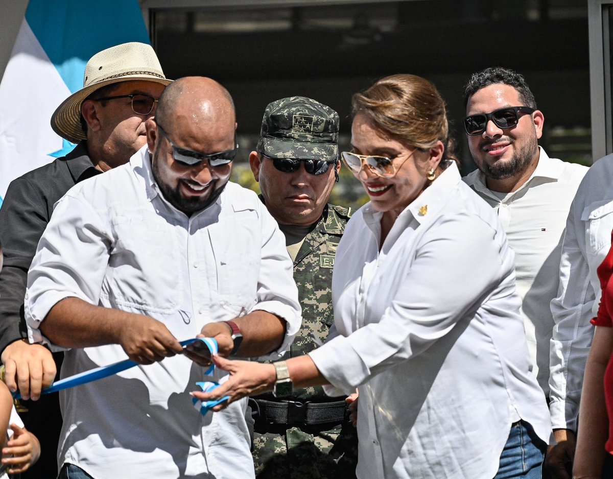 SpondaDaniel's tweet photo. Ante los HECHOS la reconstrucción de miles de centros educativos a nivel nacional, ¡es una REALIDAD!

Hoy en Salamá, Olancho, tengo el honor de acompañar  la presidenta @XiomaraCastroZ , quien presidió la inauguró el Kínder Amparo J. de Lanza y el Kínder Inolvidable Alegría, obras con las cuales se renueva la esperanza a madres, padres y tutores de mejores condiciones para las nuevas generaciones de estudiantes.

La educación prebásica es el fundamento de la educación para el ser humano, creemos en la priorización de la misma y avanzamos por la universalización de la educación Prebásica con calidez y calidad