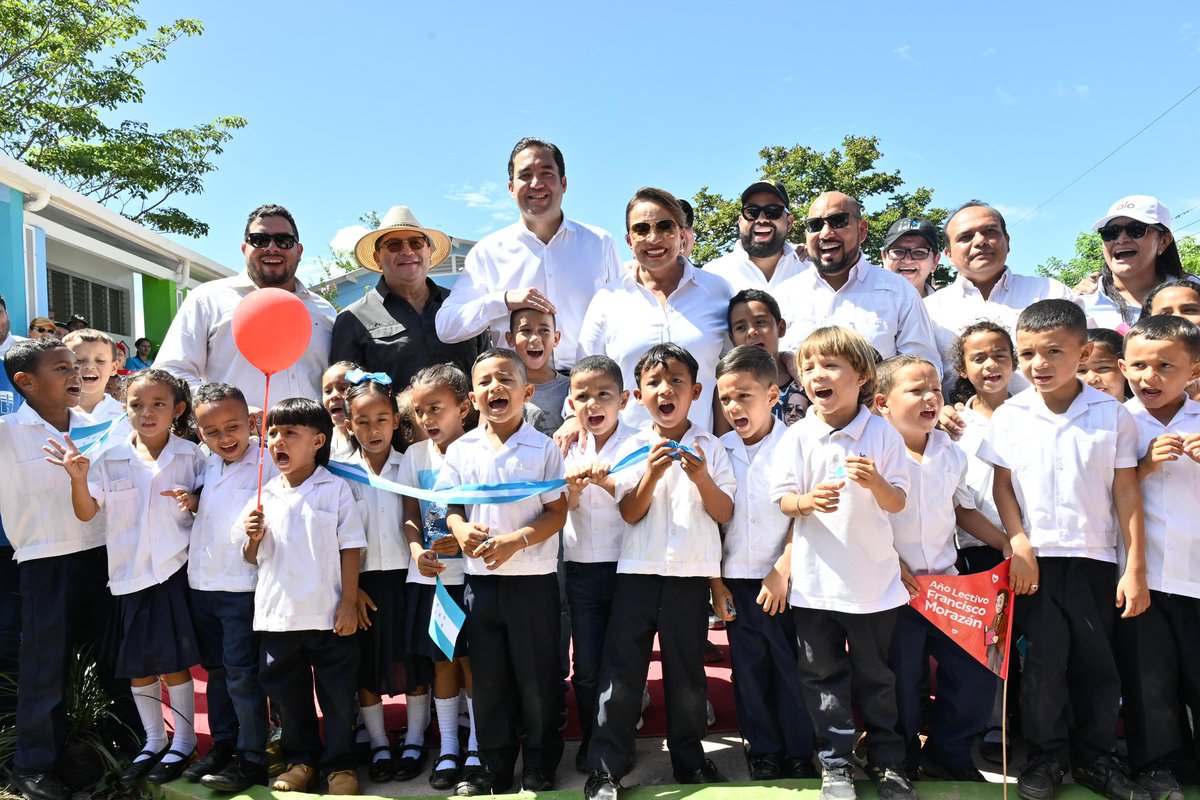 SpondaDaniel's tweet photo. Ante los HECHOS la reconstrucción de miles de centros educativos a nivel nacional, ¡es una REALIDAD!

Hoy en Salamá, Olancho, tengo el honor de acompañar  la presidenta @XiomaraCastroZ , quien presidió la inauguró el Kínder Amparo J. de Lanza y el Kínder Inolvidable Alegría, obras con las cuales se renueva la esperanza a madres, padres y tutores de mejores condiciones para las nuevas generaciones de estudiantes.

La educación prebásica es el fundamento de la educación para el ser humano, creemos en la priorización de la misma y avanzamos por la universalización de la educación Prebásica con calidez y calidad