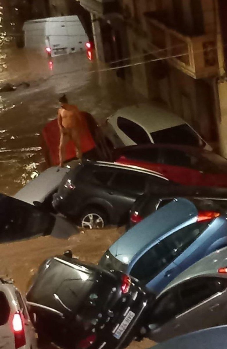 wallstwolverine's tweet photo. Captan a un hombre desnudo durante las inundaciones provocadas por la DANA: https://t.co/iNM1MNbSm9