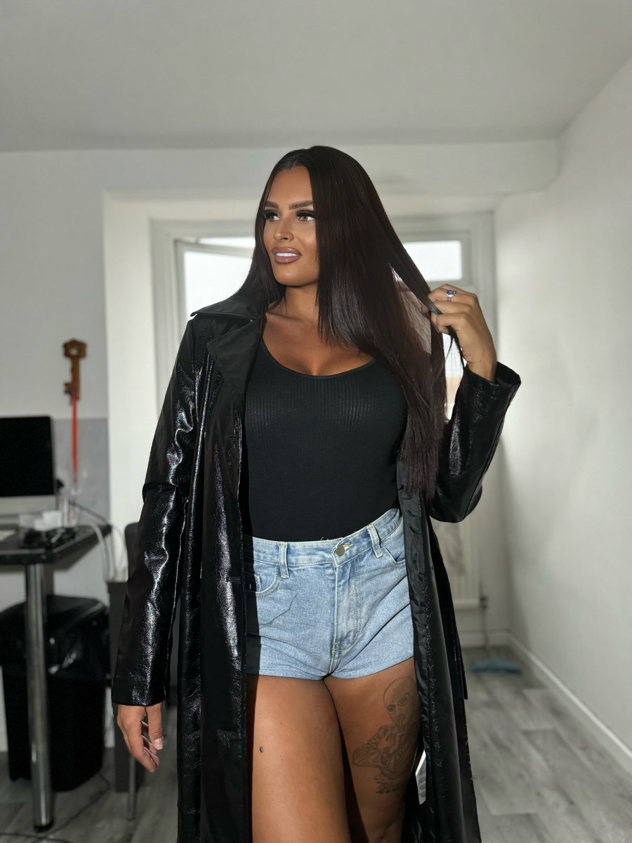 GoddesslaurX's tweet photo. Worship me and my feet here https://t.co/a5SePHQGHe

#paypal #paypig #goddess #leather #feet #feetpics #spoilme https://t.co/yRb5pcwq5H