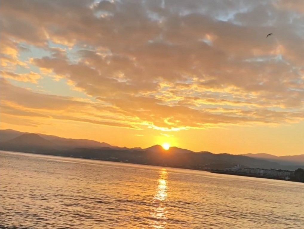 🇹🇷 Ordu'da Fatsa'da gün doğumuna yansıyan ay-yıldız silueti...