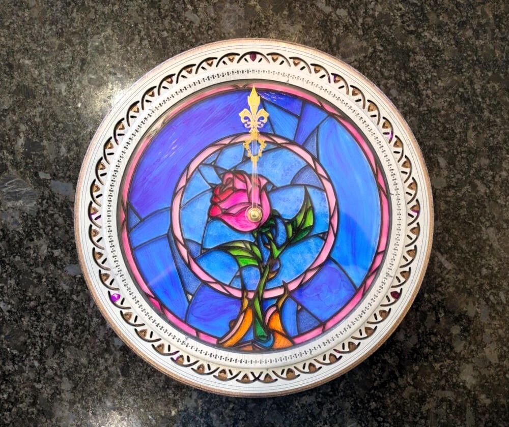 🚨Our first prize previews are a quartet of intricately crafted items that will be available during exhilarating Live Auctions. They include a Beauty and the Beast Window Clock, Magic the Gathering Leather Bag, Needle Felted Calcifer and Miniatures, and
Tamiyo &amp; Nashi Portrait.