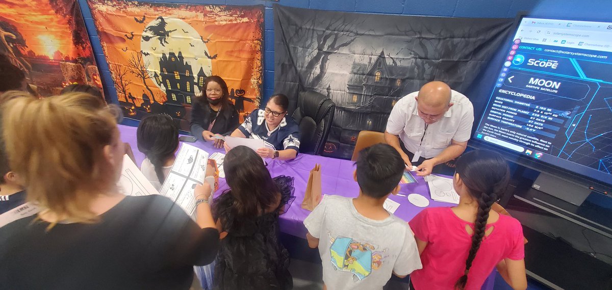 MeikkaJ's tweet photo. Our @crenshawcubs families are enjoying learning together.  Fun reading comprehension, interactive math activities and science explorations are highlight of this Academic Night!  #CubCountry https://t.co/RlYwxZtsgh