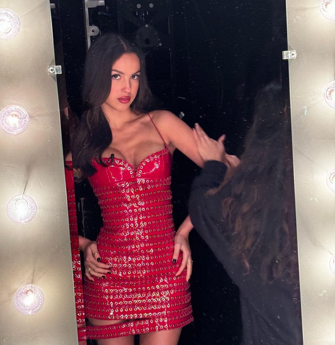 OliviaRodrigoHQ's tweet photo. Olivia Rodrigo via instagram. 

“fallon tonight! GUTS WORLD TOUR IS OUT ON NETFLIX NOW!!! I hope u enjoy watching 🎸💋♥️👯‍♀️💌” https://t.co/WiQowX2ZVK