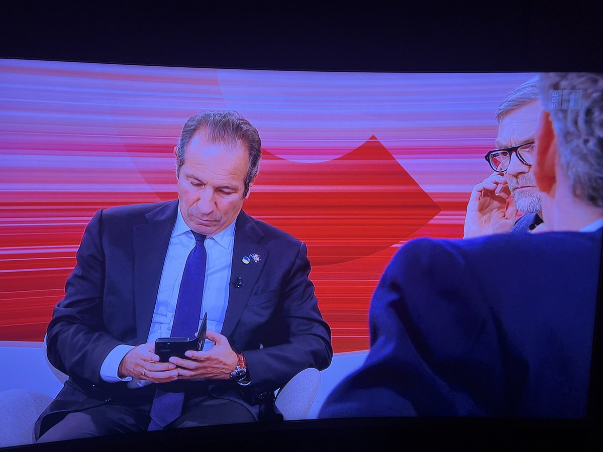 Wie aufmerksam der EU-Botschafter im SRF-Club mitdiskutiert. So ähnlich wird wohl auch verhandelt.