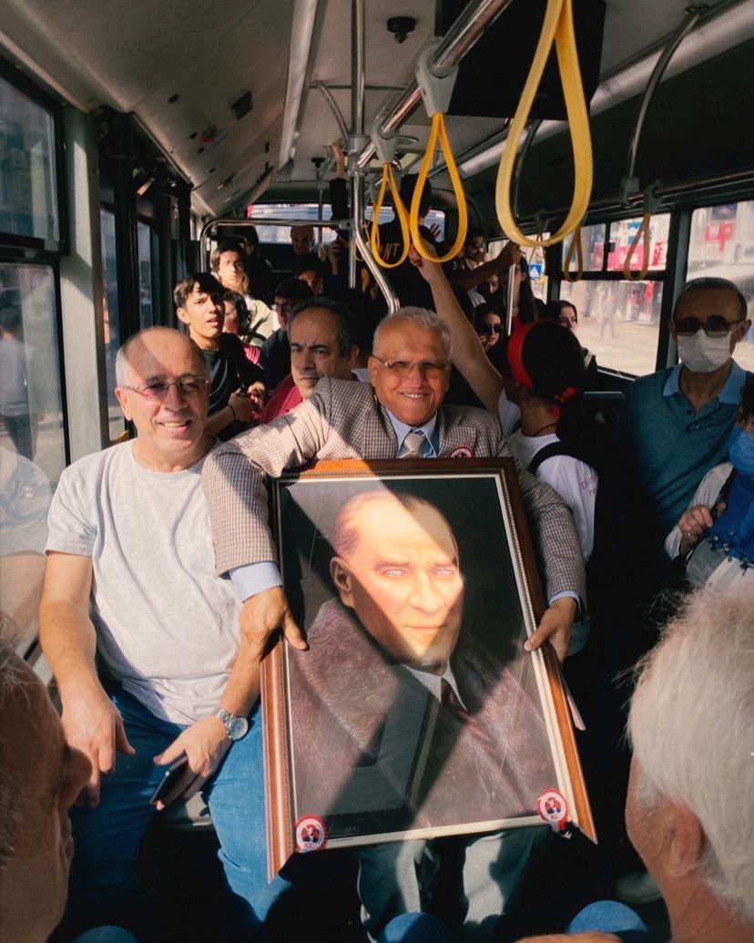 Toplu taşımada Atatürk’ün portresini taşıyan adam: