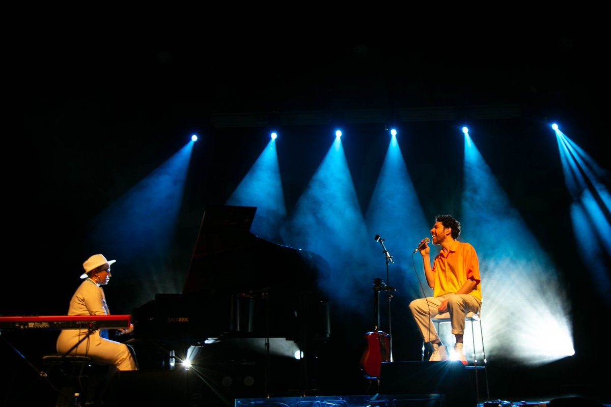 ¡Hola, Bilbao! Este viaje sonoro ya ha comenzado🎶 
En la 1.ª jornada de #BIMELive, exploramos la energía cruda y directa de <a href="/jnoamusic/">J Noa</a> y Ezezez. Pasando por sonidos como <a href="/maestro_espada/">Maestro Espada</a>, y bailando al ritmo de la samba de Lucargel. Listos para descubrir otros mapas sonoros.