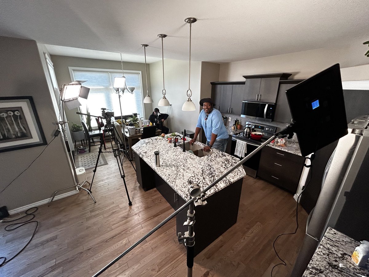 bjizzle56's tweet photo. Things have been in production for awhile now and @SaskCattlemens will be releasing the series "From the City to the Ranch and back" soon. I'll be heading out to the ranch &amp; learning about the beef industry &amp; coming back home to the city and whipping up a tasty dish. #BeefStrong https://t.co/OiGwi7XqEL