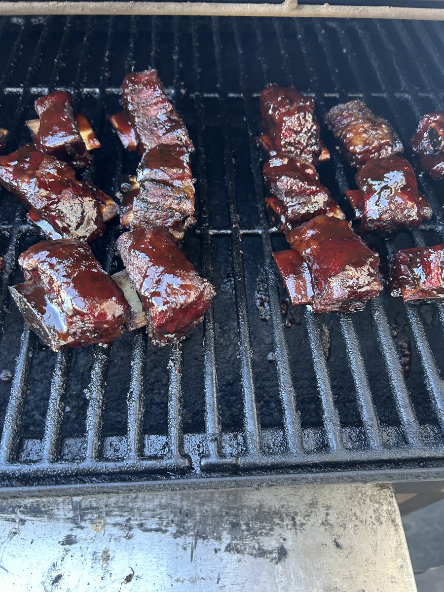 bjizzle56's tweet photo. Things have been in production for awhile now and @SaskCattlemens will be releasing the series "From the City to the Ranch and back" soon. I'll be heading out to the ranch &amp; learning about the beef industry &amp; coming back home to the city and whipping up a tasty dish. #BeefStrong https://t.co/OiGwi7XqEL