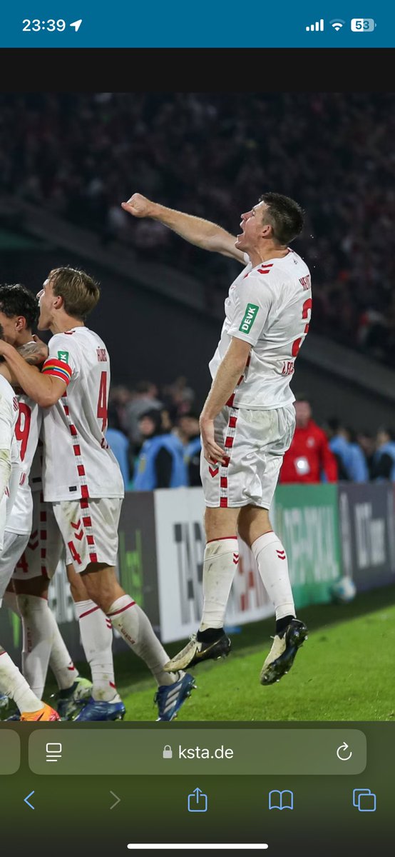 2smart4u's tweet photo. Mein Man Of The Match:

Wie Heinz gegen Machino gesaved und sich danach über ihm abgefeiert hat, dann die pure Freude der Süd!

Denke, der #effzeh hat sein System gefunden.

Auch strahlt Schwäbe im Tor mehr Sicherheit aus als Urbig - wäre für fairen Konkurrenz-Kampf.

#KOEKSV https://t.co/n0qhJJbgOc