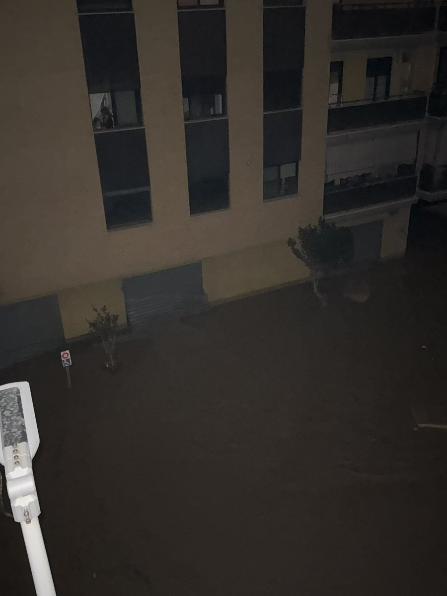 Mishellcoral's tweet photo. Catarroja Valencia #valencia en estos momentos hay personas en techos, los vecinos han intentado rescatar personas que se las ha llevado el agua https://t.co/3qXlcwl7eX
