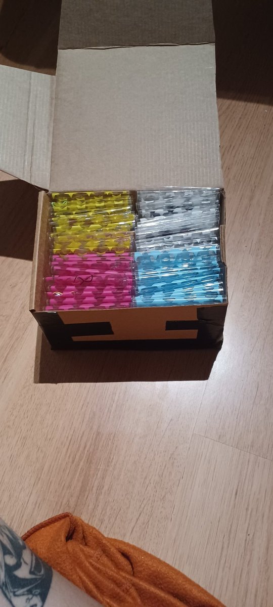 hellfox_10's tweet photo. Got my box with freebies(and my outfit) for the dpr tilburg show ready. Got 4 choice charms ian, cream, artic and dpr. Will be in the vip line and will probs be there around 11:30 or smth like that so come and fine me. #dprtilburg #DPR #dprtour #dprnetherlands https://t.co/3JzoJH5zpS