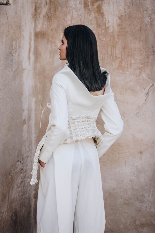 fashionfues's tweet photo. Elegance in simplicity ✨ This structured white look is giving all the right vibes—classic, refined, and effortlessly modern. Perfect for those who believe less is truly more. #TimelessStyle #MinimalistFashion #ChicEssentials https://t.co/BTSv7d0fpY