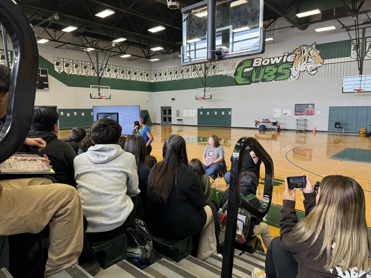 Sra_Ibarra_'s tweet photo. What a powerful presentation by Ms. Wilson @IrvingBowie_MS #RedRibbonWeek #DrugPrevention #WiseChoices #LearningGrowingAchieving https://t.co/jsnluEz5Kj