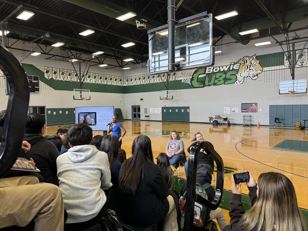 Sra_Ibarra_'s tweet photo. What a powerful presentation by Ms. Wilson @IrvingBowie_MS #RedRibbonWeek #DrugPrevention #WiseChoices #LearningGrowingAchieving https://t.co/jsnluEz5Kj