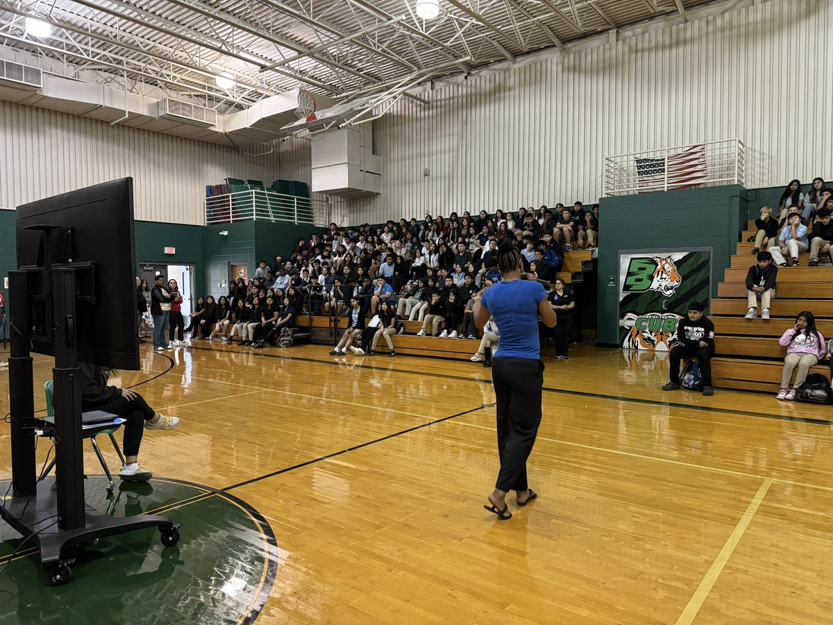 Sra_Ibarra_'s tweet photo. What a powerful presentation by Ms. Wilson @IrvingBowie_MS #RedRibbonWeek #DrugPrevention #WiseChoices #LearningGrowingAchieving https://t.co/jsnluEz5Kj