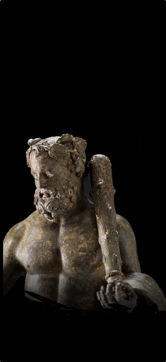 تمثال من البرونز يمثل هيراكليس أيقونة الفن و الأدب عند اليونان  …
عثر عليه في الفاو { قريه } عاصمة مملكة كنده جنوب الريآض و يعود إلى حوالي القرن الأول الميلادي ….