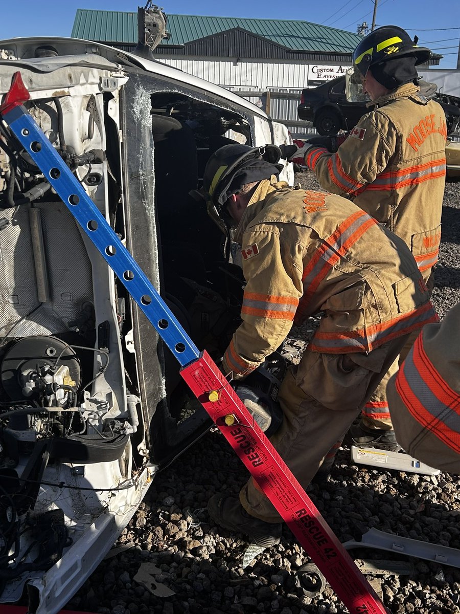 MJFire's tweet image. Moose Jaw firefighters working on our Auto Extrication &amp;amp; Rescue skills to ensure we continue to provide high quality service to our community and visitors . 
MJFD thanks Justin &amp;amp; staff @ Silver Star Salvage for their continued support supply vehicles to train with !!!
