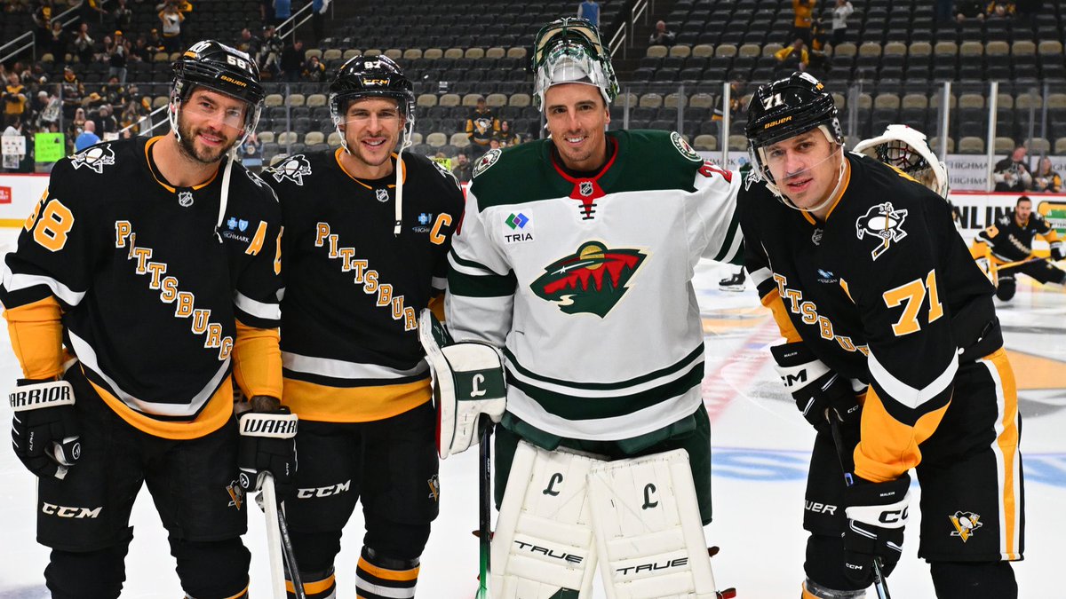 spittinchiclets's tweet photo. When your buddy who went away to college in a different city comes back home 

📸: @penguins https://t.co/6JC7H84Tl7