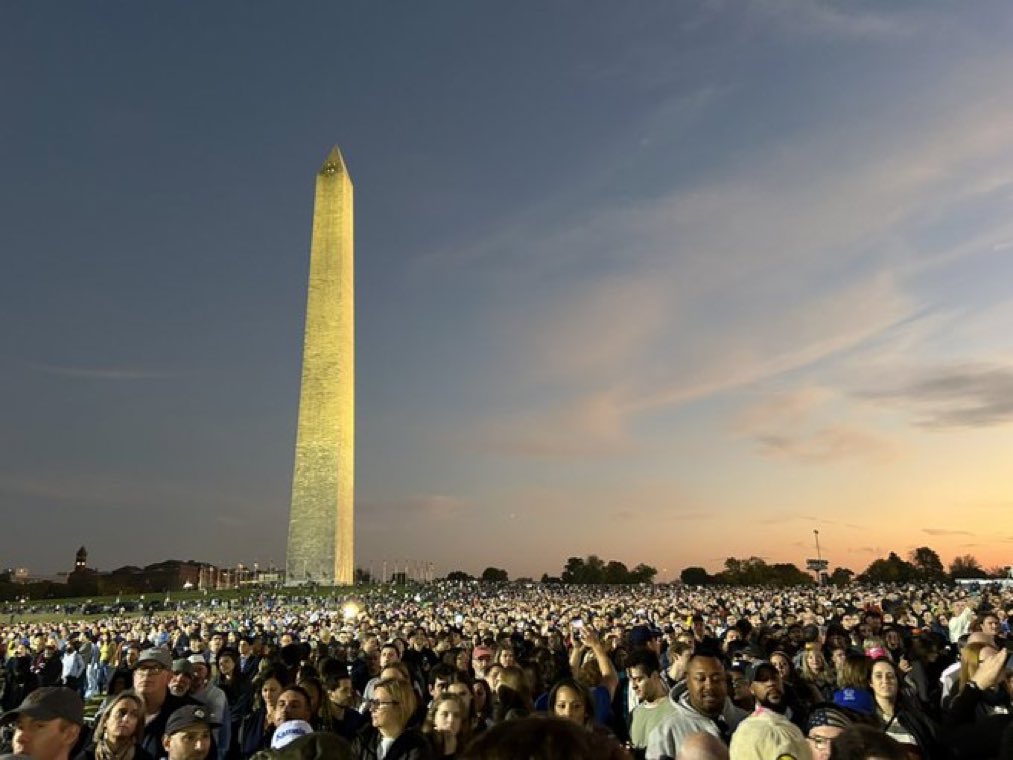 flywithkamala's tweet image. WOW- the overflow crowd for KAMALA!

Don’t fret y’all, we shall return to this same place for her on January 20, 2025!