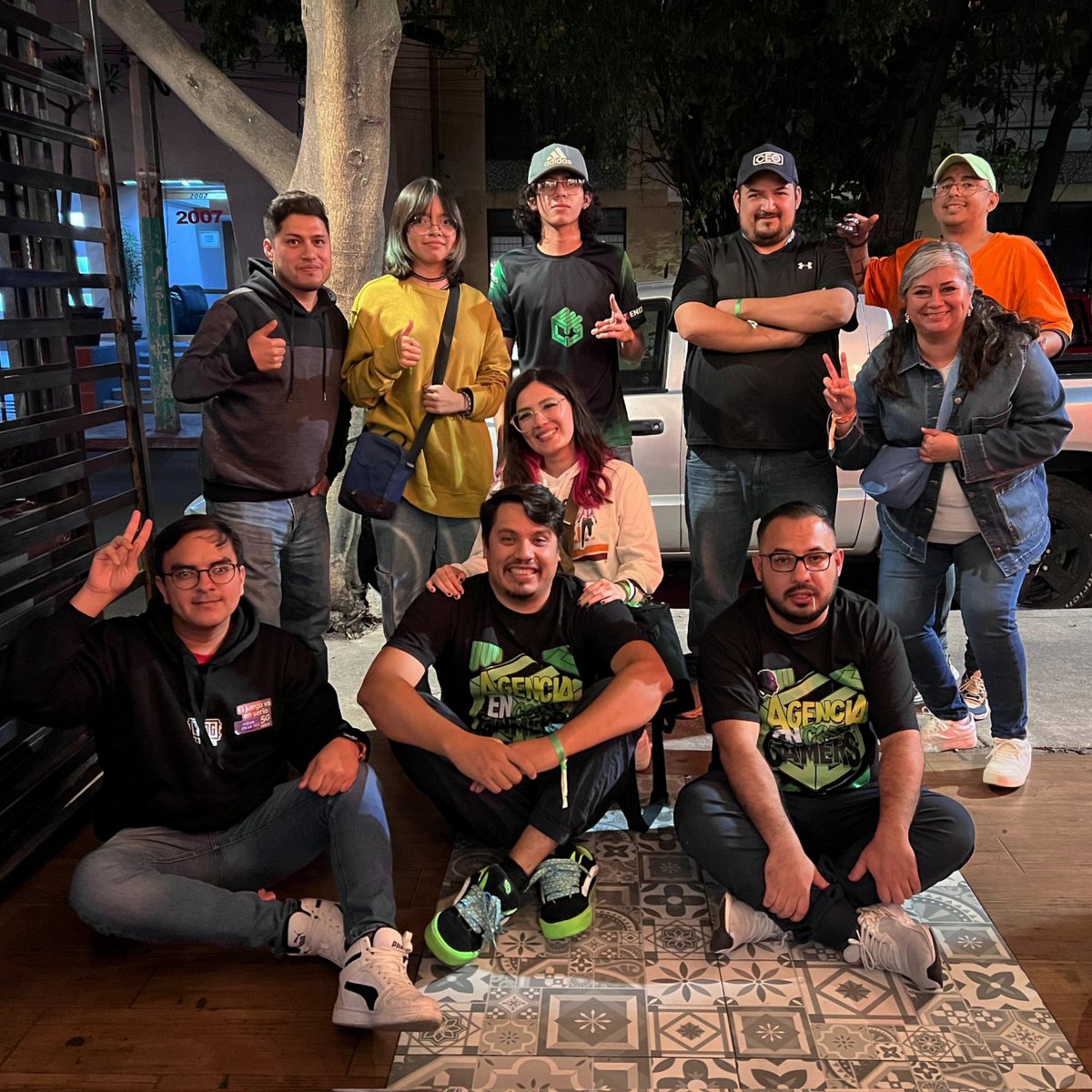 Mi Ohana de GDL 😎, dicen que uno vive para proteger a su familia. Y por esta daré mi vida. 

Gracias <a href="/EnCortoGamers/">En Corto Gamers</a> , por tanto 😊 #gamers #Guadalajara #gamergymexico