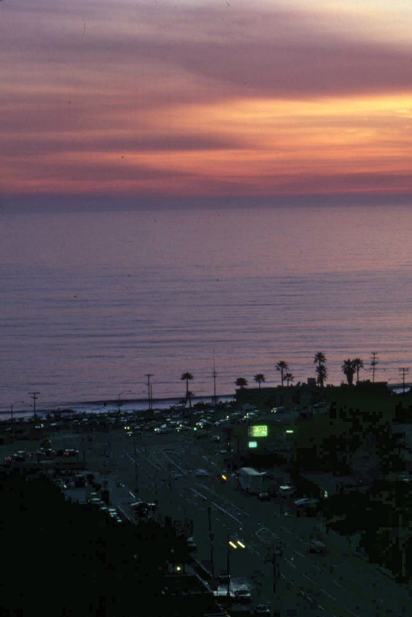 [1981] Sunset Boulevard where it meets Pacific Coast Highway in Pacific Palisades. Only the sign for the Lone Star Saloon stands out among the darkened streets. (Roy Hankey Collection) buff.ly/3UqRIDr