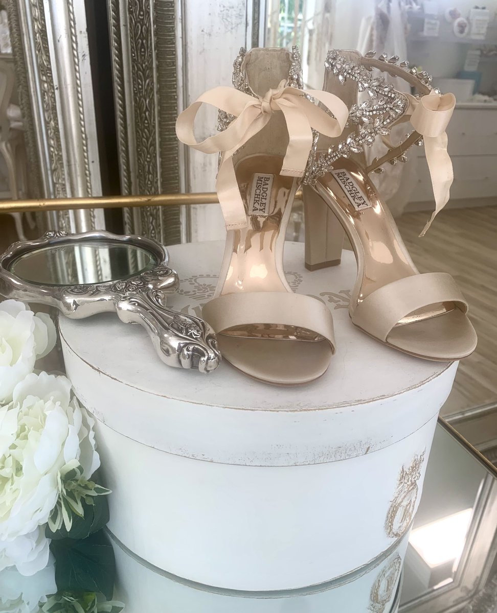 Complete your entire wedding ensemble with an accessories appointment at Starlet Bridal.  Call the Starlet Stylists at (707) 544-0334 to book your finishing touches today!

l8r.it/WvF6