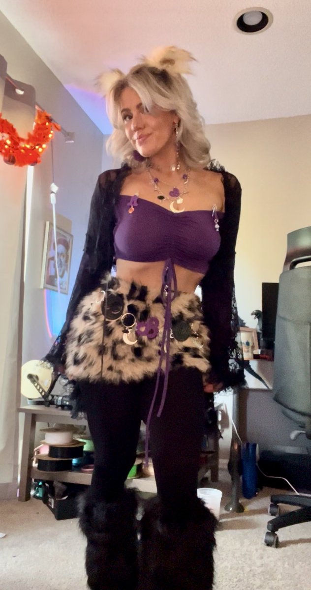 KaylayShorter's tweet photo. Wish I got more pics but wanted to share one of my fav outfits ever hehe. My fav was this philos/db charm belt I made 😆 been having so much fun making artist inspired accessories!! https://t.co/2TUOugMTja