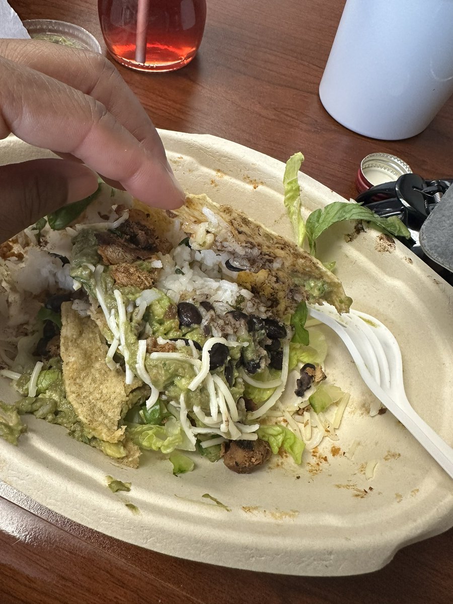 DmiLlz516's tweet photo. @ChipotleTweets do better! Why did my taco only have chicken on the ends of the taco?! https://t.co/Zwt18PhIFY