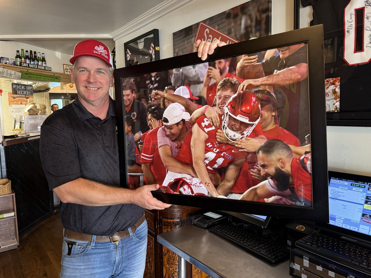gocoogs1's tweet photo. 🚨 Star Pizza x GoCoogs contest🚨

We gave a photo to @jack_martin0055, a signed one to @starpizzahou and we are giving away another signed photo AND dinner for 2 at Star Pizza!

Retweet this and like it and Jack will pick a winner at the specialists’ Thurs night dinner. https://t.co/cZW6I5NZPZ