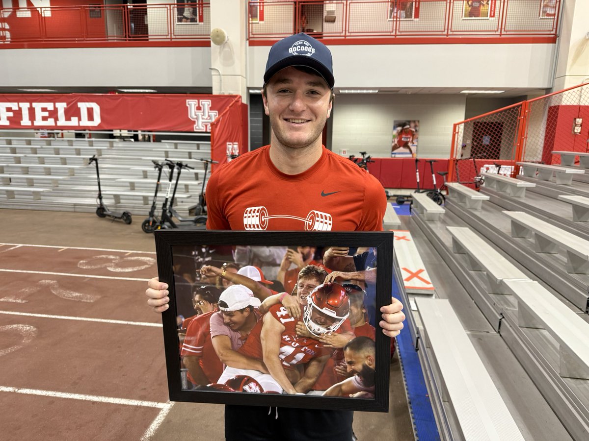 GoCoogs.com (@gocoogs1) on Twitter photo 🚨 Star Pizza x GoCoogs contest🚨
We gave a photo to <a href="/jack_martin0055/">Jack Martin</a>, a signed one to <a href="/starpizzahou/">Star Pizza Houston</a> and we are giving away another signed photo AND dinner for 2 at Star Pizza!
Retweet this and like it and Jack will pick a winner at the specialists’ Thurs night dinner. 🚨 Star Pizza x GoCoogs contest🚨
We gave a photo to <a href="/jack_martin0055/">Jack Martin</a>, a signed one to <a href="/starpizzahou/">Star Pizza Houston</a> and we are giving away another signed photo AND dinner for 2 at Star Pizza!
Retweet this and like it and Jack will pick a winner at the specialists’ Thurs night dinner.