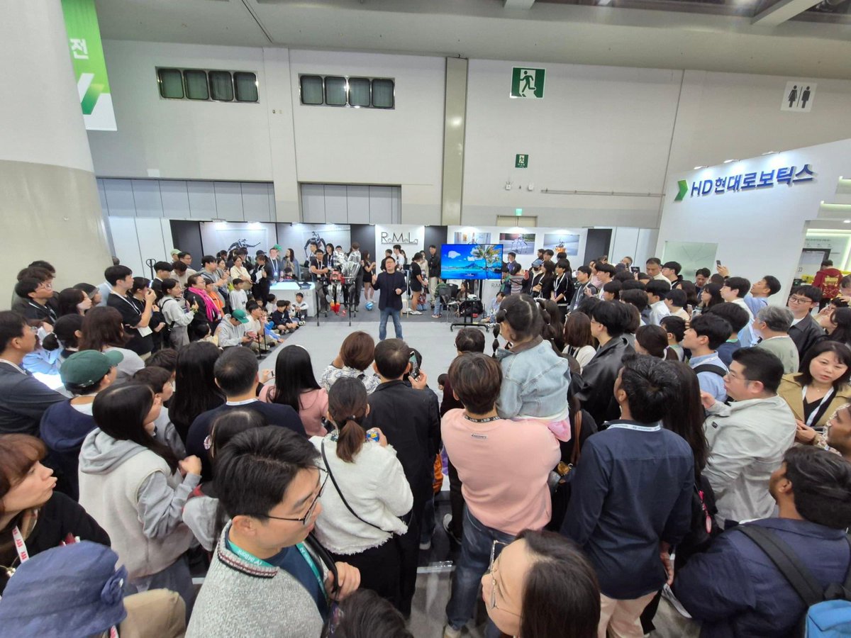DennisHongRobot's tweet image. RoMeLa’s robot exhibition at FIX2024 was a HUGE success! Thank you to all of you who visited our booth!

#FIX2024 #EXCO #FIX2024 #ROBEX2024 #데니스홍 #RoMeLa #ARTEMIS #humanoid #robot 
@RoMeLaUCLA