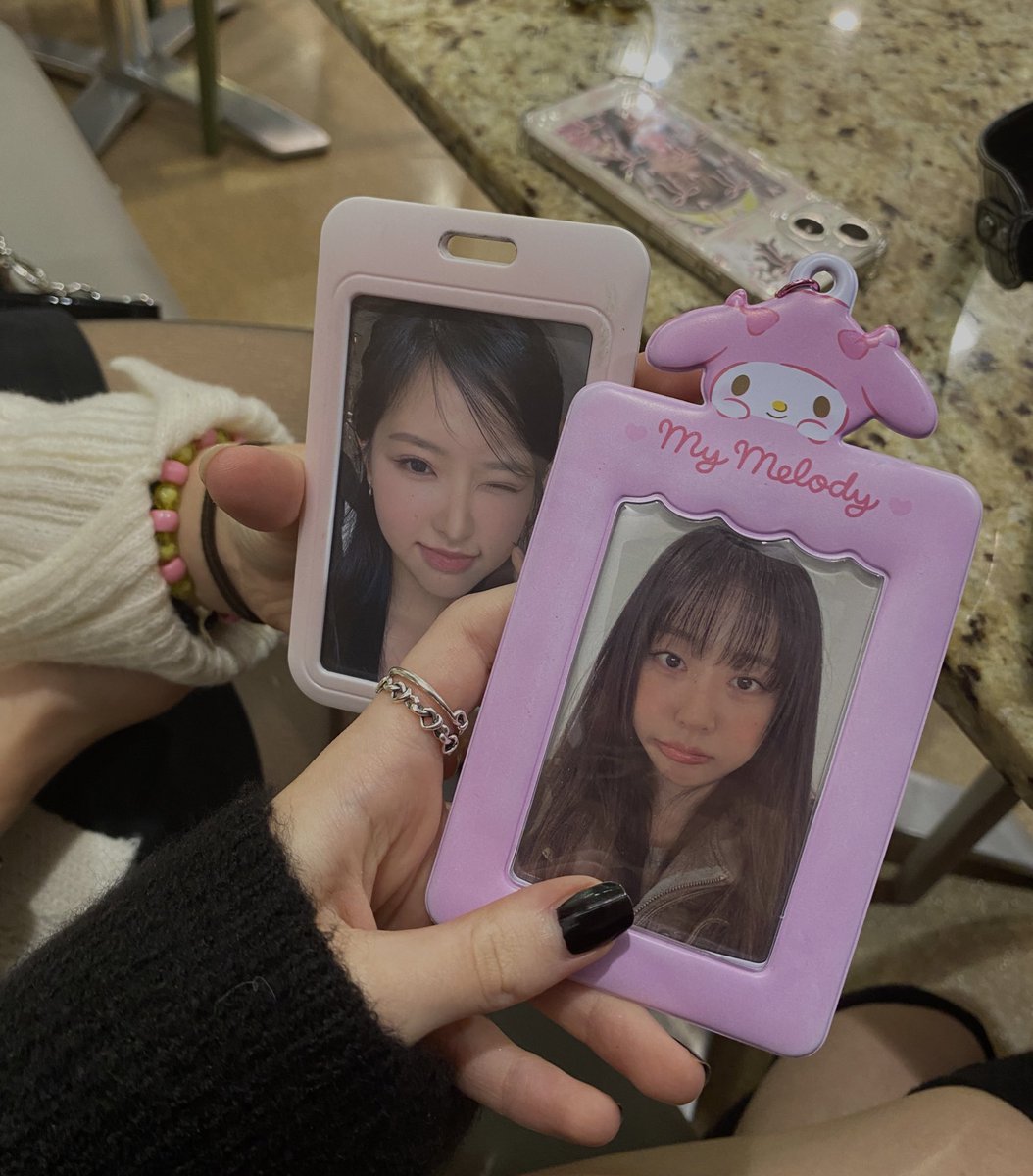 tastechan's tweet photo. thank you loona for making us girlfriends 👩‍❤️‍💋‍👩 https://t.co/J40lkMJ86D