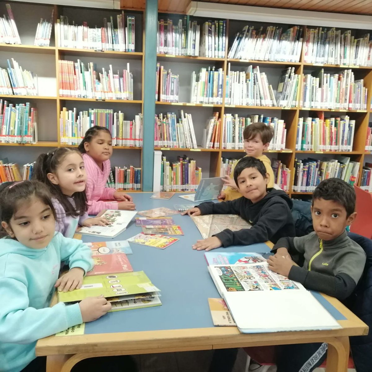 Los niños de 2⁰A han estado de visita en la Biblioteca Municipal "Martin Abril". Han disfrutado mucho escuchando cuentos, leyendo y conociendo las normas de la biblioteca.