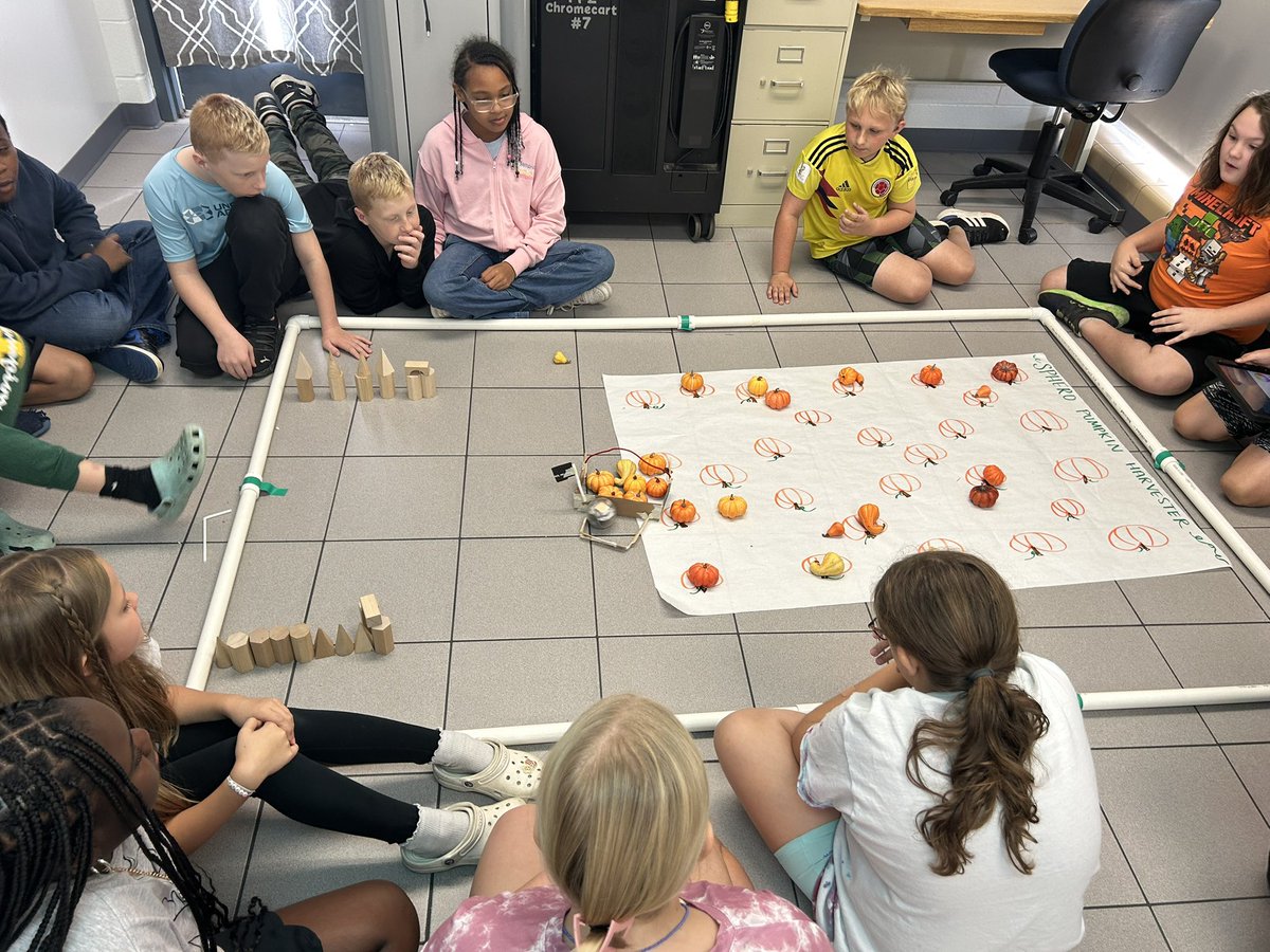Mrs_B3ckham's tweet image. It’s Fall STEM Week and fifth graders at FPE are harvesting pumpkins using their Sphero Bolts🎃🍁 #STEM #SpheroBolts #Falcons @ZumForestPark @SpheroEdu